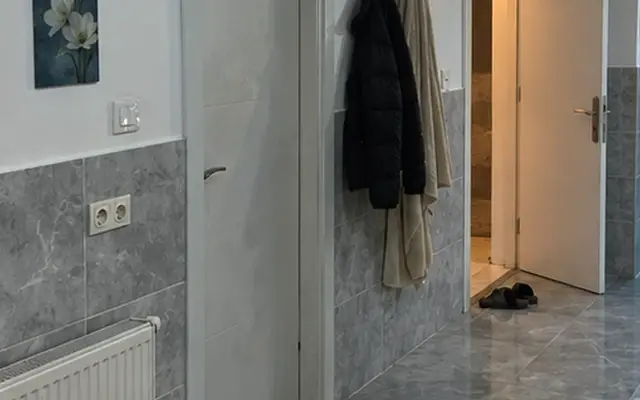 Oda girişinde askı ve temiz terlik — Cankurtaran, Masaj Salonun