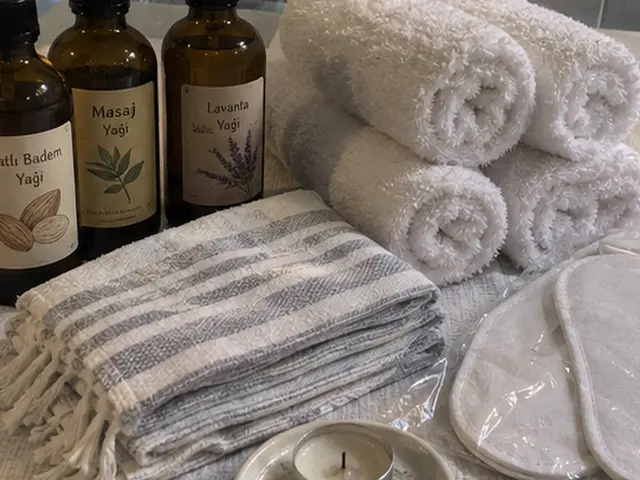 Tatlı badem ve lavanta yağı, havlular, peştemal ve mum — Cankurtaran, Masaj Salonun