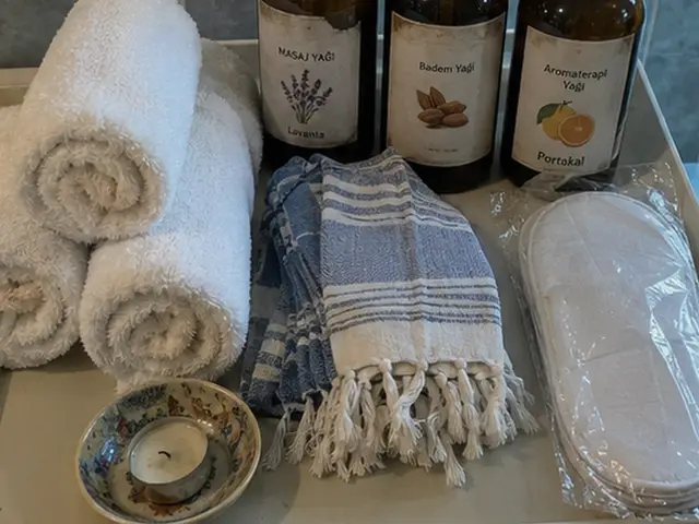 Rulo havlular, mavi peştemal ve aromaterapi yağları — Cankurtaran, Masaj Salonun