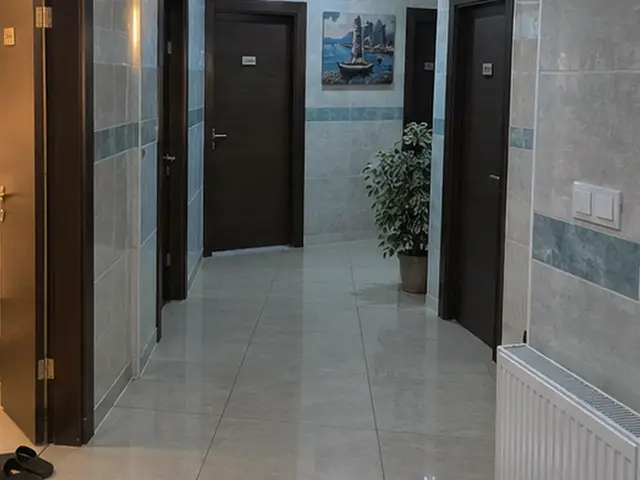 Açık mavi fayanslı koridor ve oda kapıları — Cankurtaran, Masaj Salonun